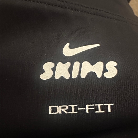 Skims Nike V-Panel Legging 26” - Picture 5 of 12